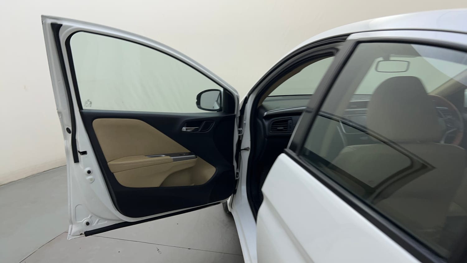 Used 2015 Honda City VX CVT Petrol Automatic interior LEFT FRONT DOOR OPEN VIEW