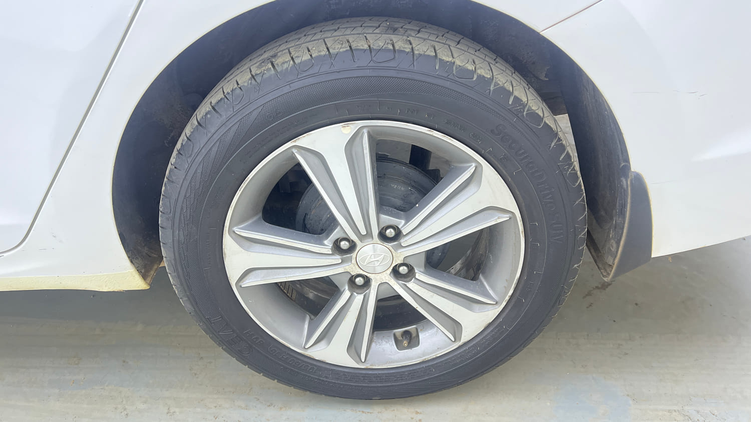 Used 2018 Hyundai Verna SX (O)1.6 VTVT Petrol Manual tyres LEFT REAR TYRE RIM VIEW