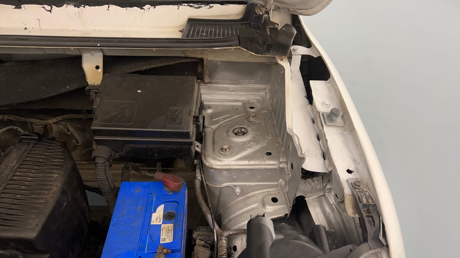 Used 2017 Renault Kwid 1.0 RXT Petrol Manual engine ENGINE LEFT SIDE HINGE & APRON VIEW