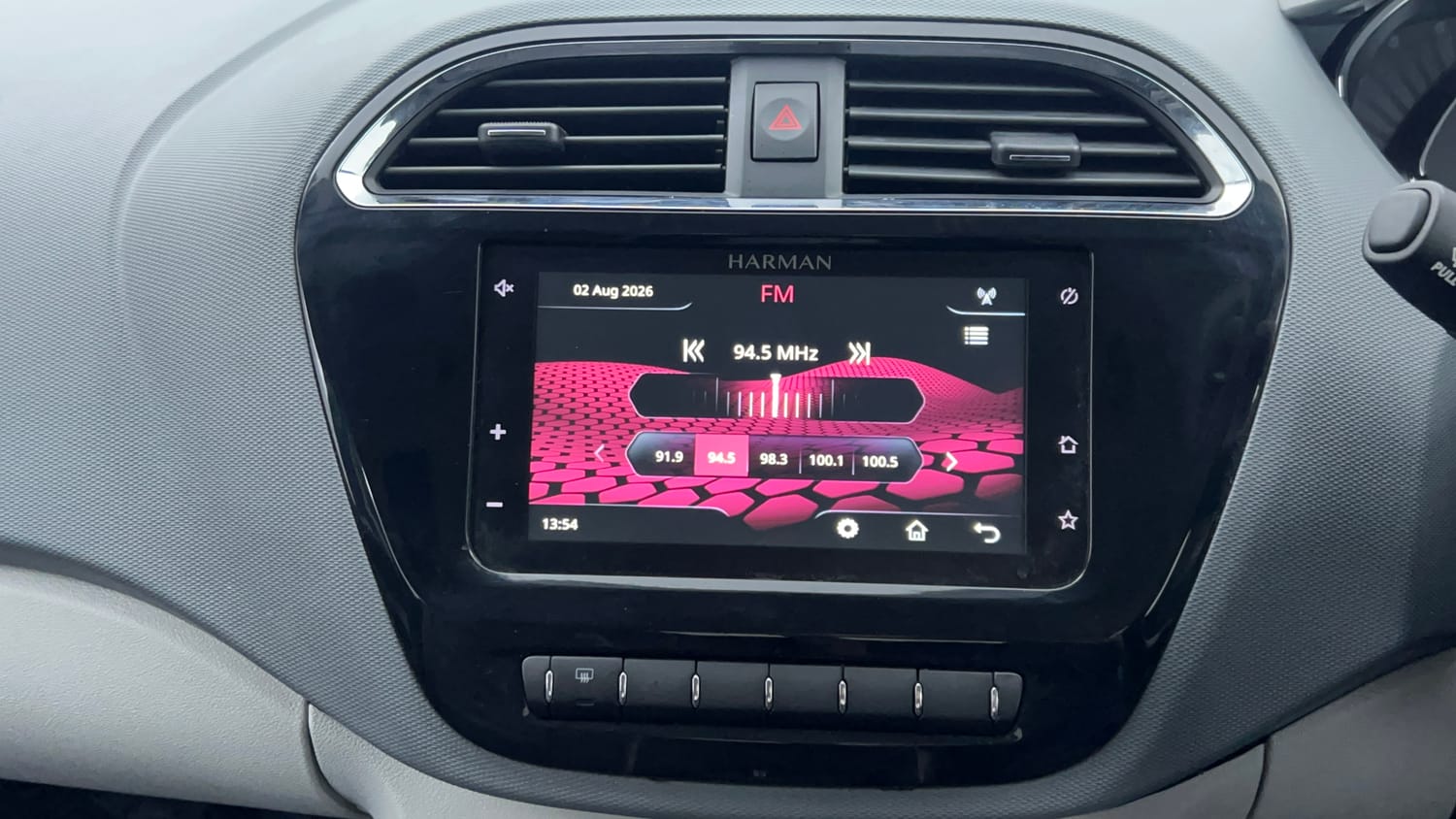 Used 2025 Tata Tiago XT Petrol Manual top_features Touch screen infotainment system