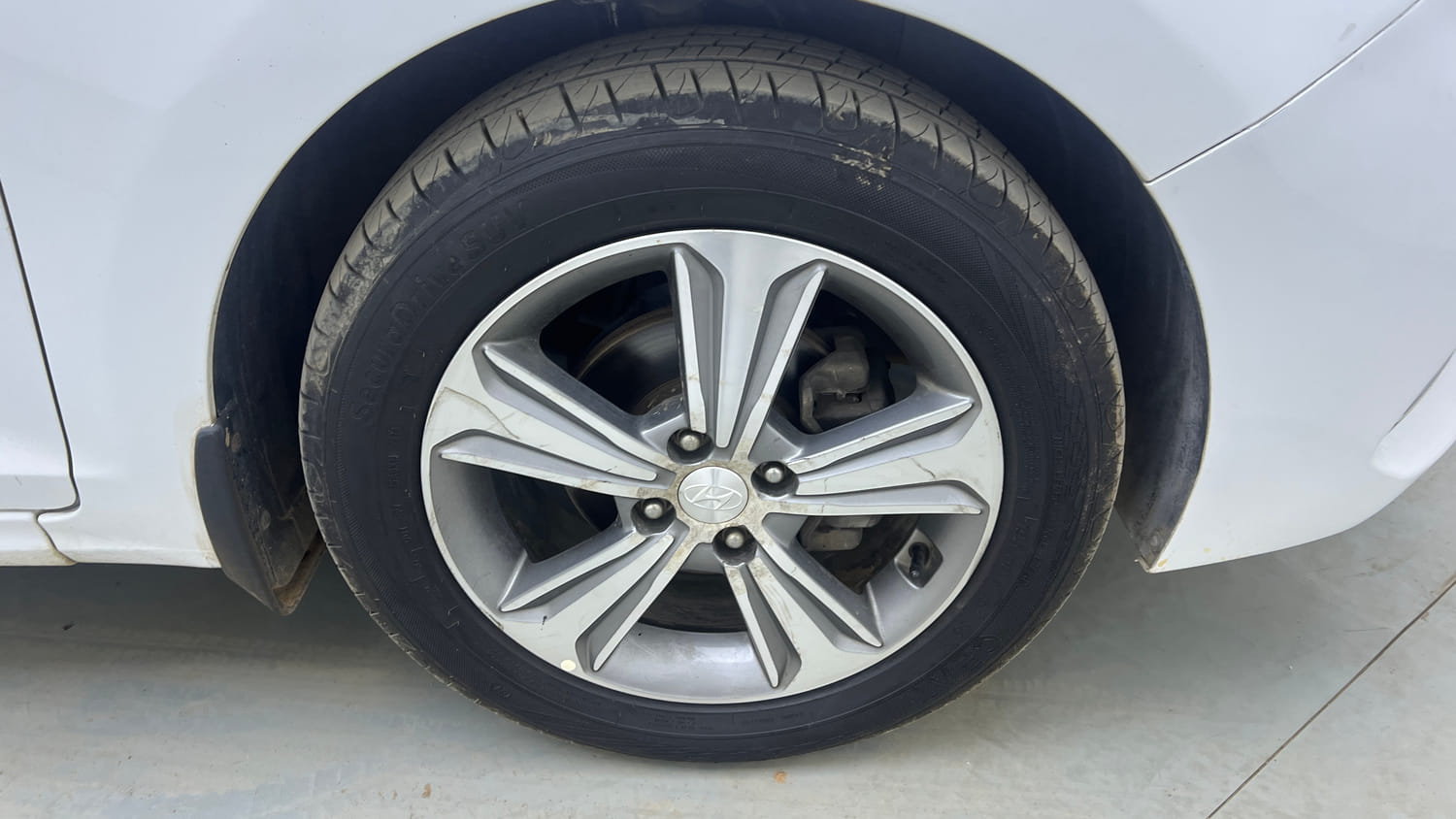 Used 2018 Hyundai Verna SX (O)1.6 VTVT Petrol Manual tyres RIGHT FRONT TYRE RIM VIEW
