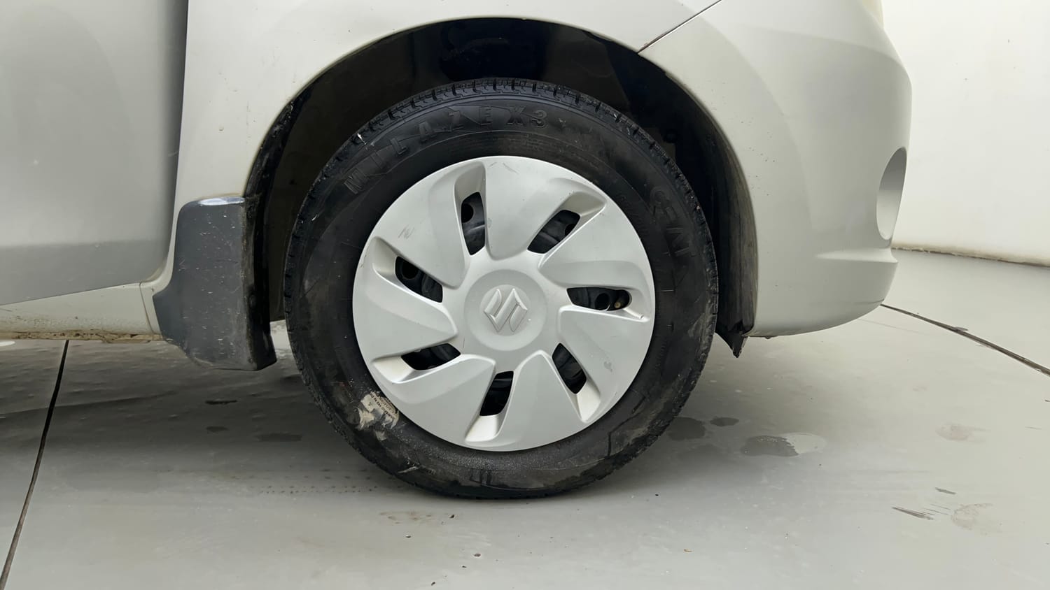 Used 2017 Maruti Suzuki Celerio ZXi Petrol Manual tyres RIGHT FRONT TYRE RIM VIEW