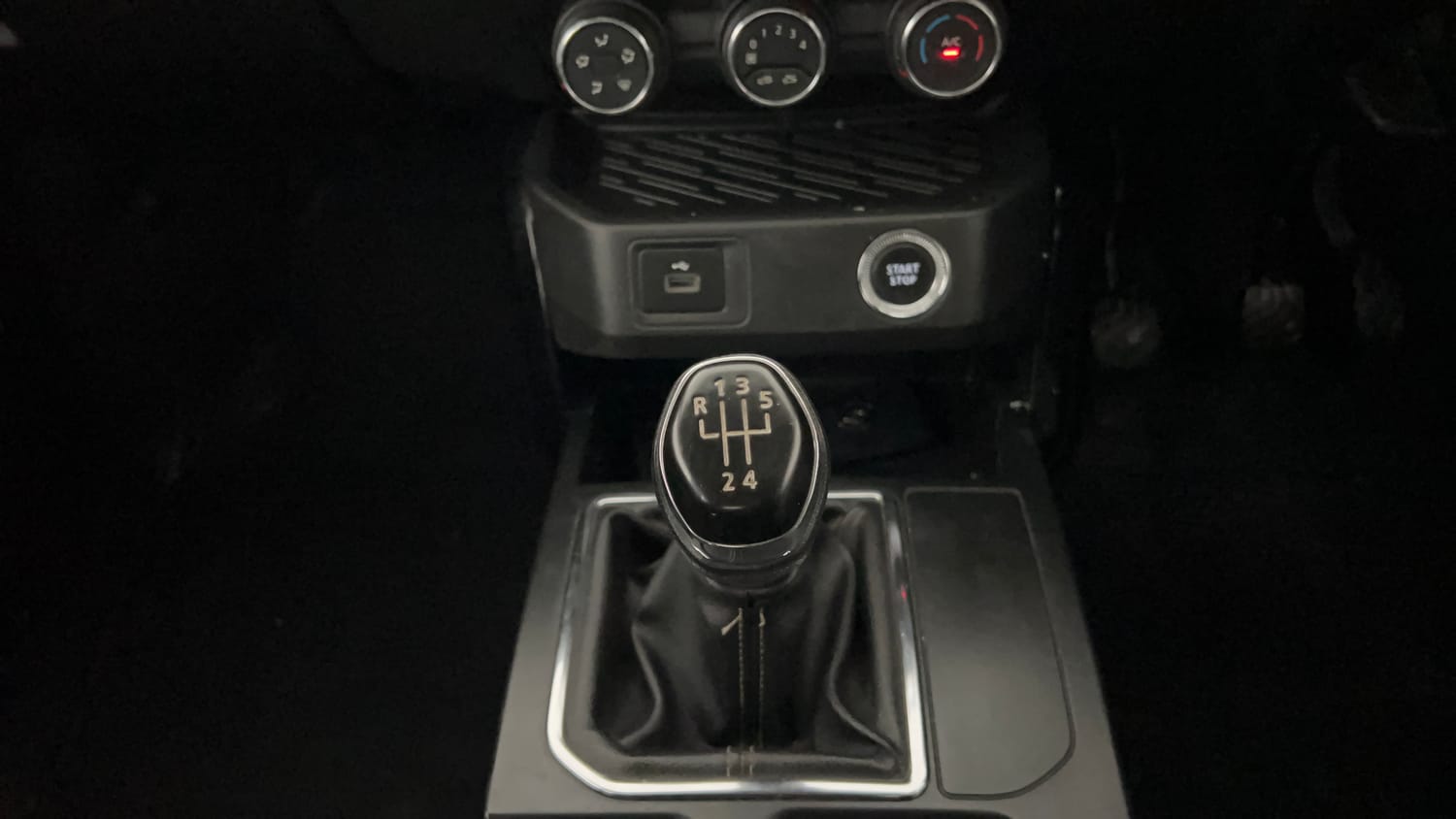 Used 2021 Renault Kiger RXT MT Petrol Manual interior GEAR  KNOB VIEW