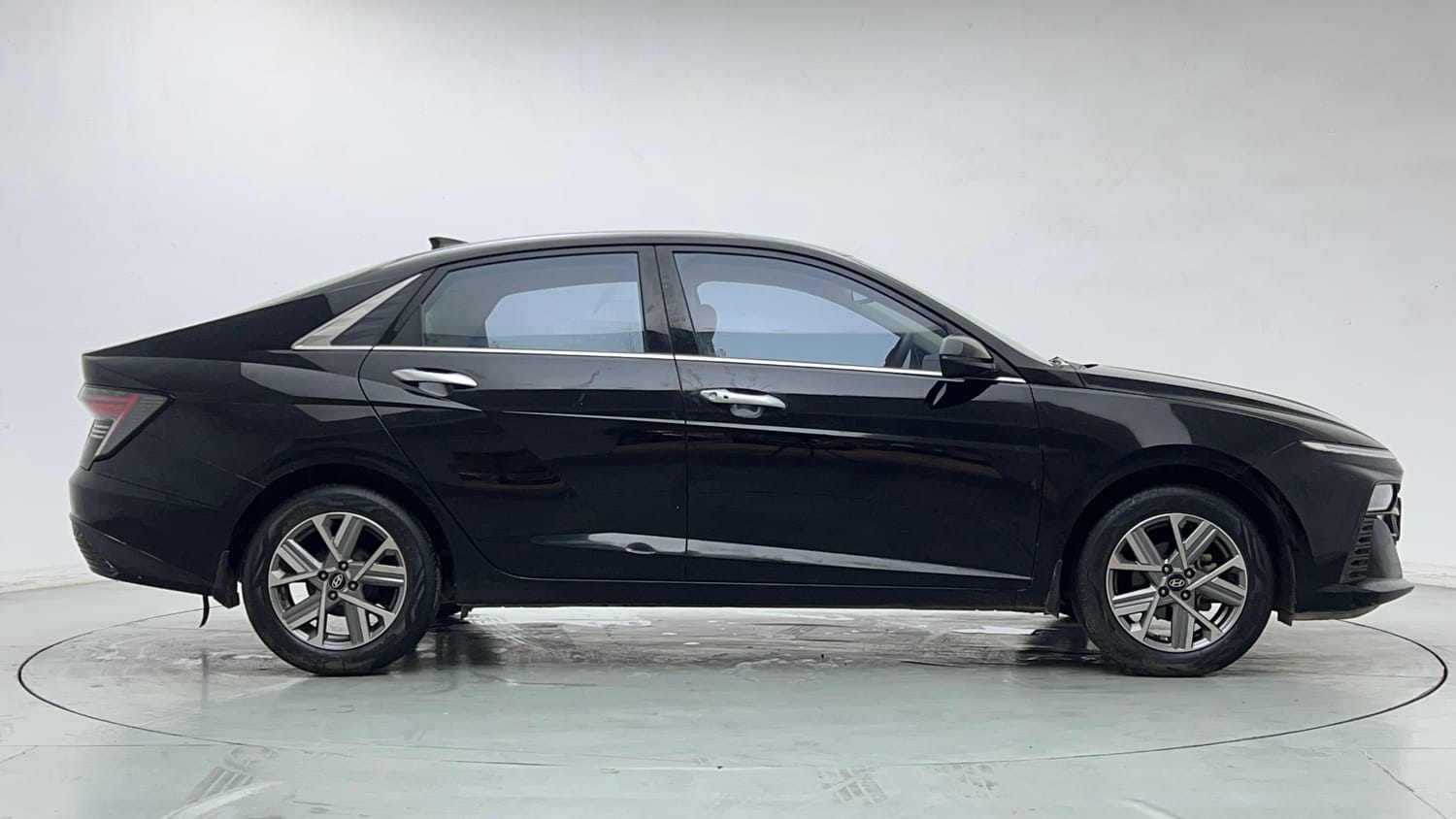 Used 2024 Hyundai Verna SX (O)1.5 Petrol MT Petrol Manual exterior RIGHT SIDE VIEW