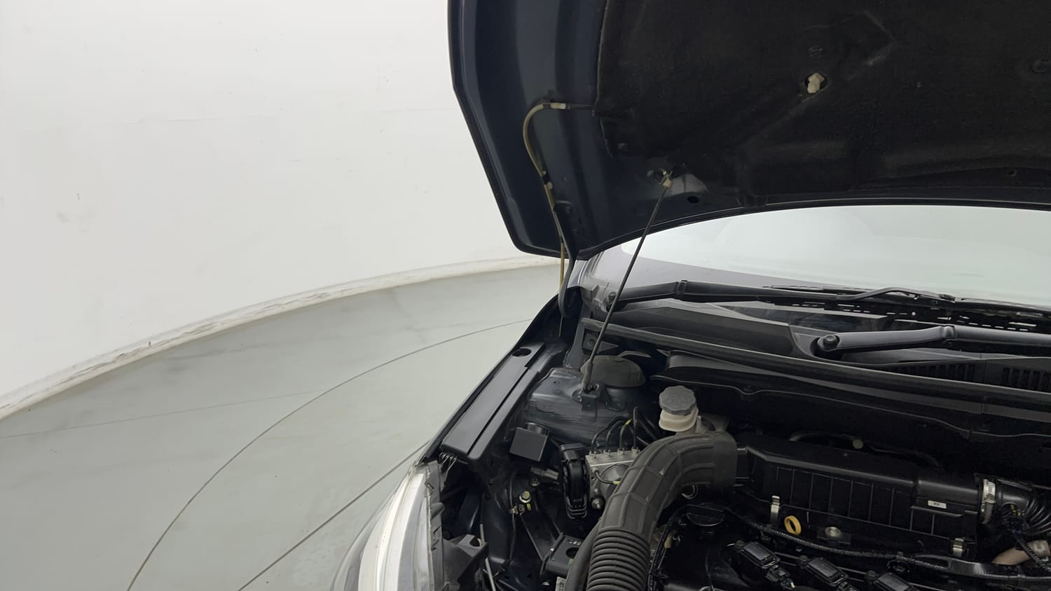 Used 2022 Maruti Suzuki Ciaz Zeta 1.5 Petrol Manual engine ENGINE RIGHT SIDE HINGE & APRON VIEW