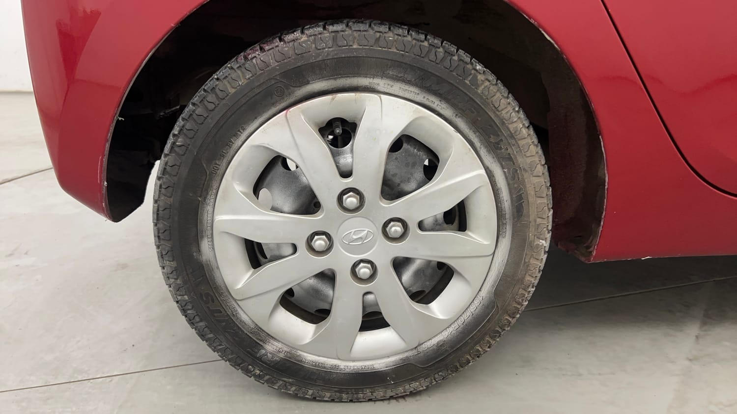 Used 2018 Hyundai Eon Magna + Petrol Manual tyres RIGHT REAR TYRE RIM VIEW