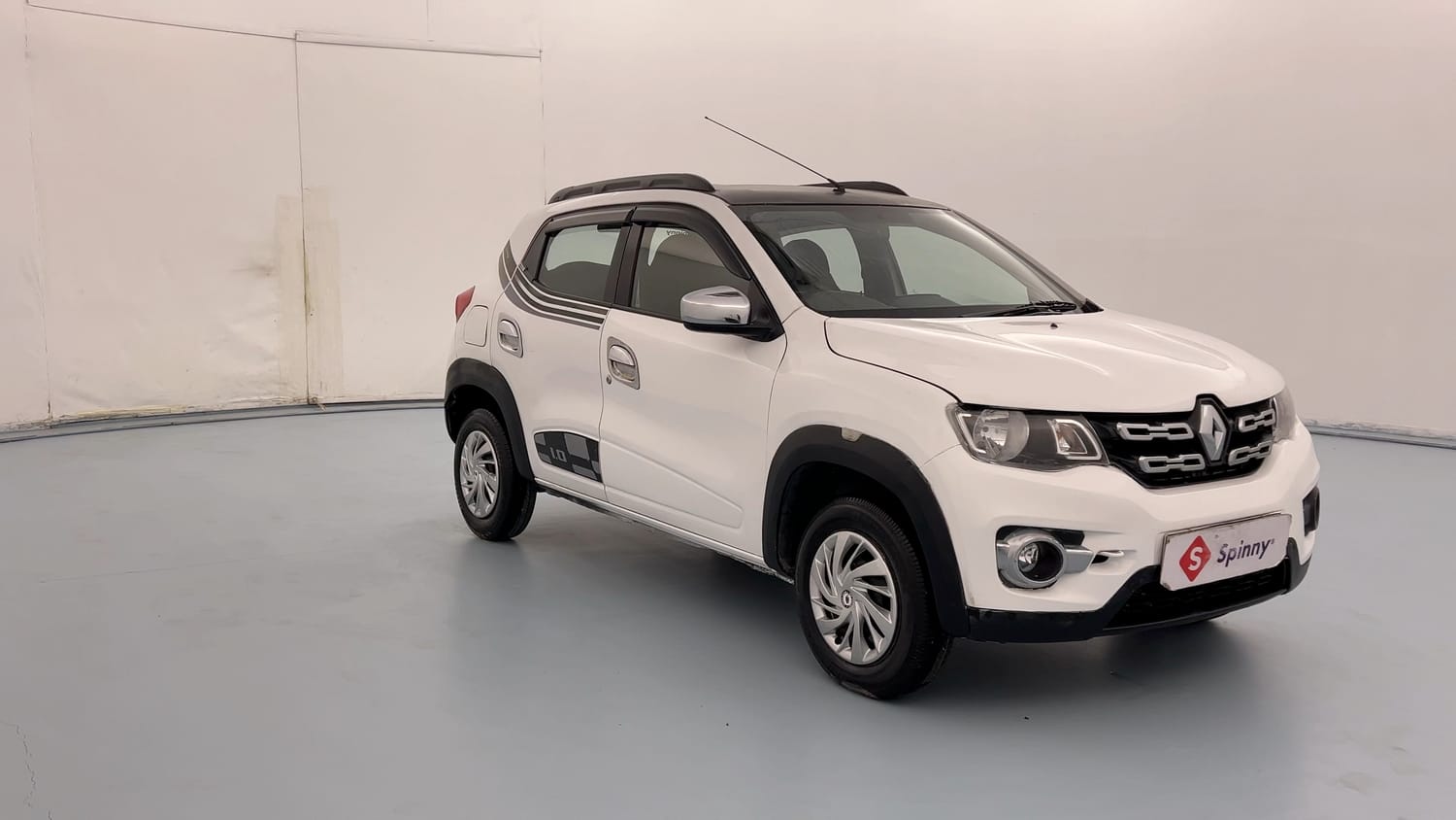 Used 2017 Renault Kwid 1.0 RXT Petrol Manual exterior RIGHT FRONT CORNER VIEW