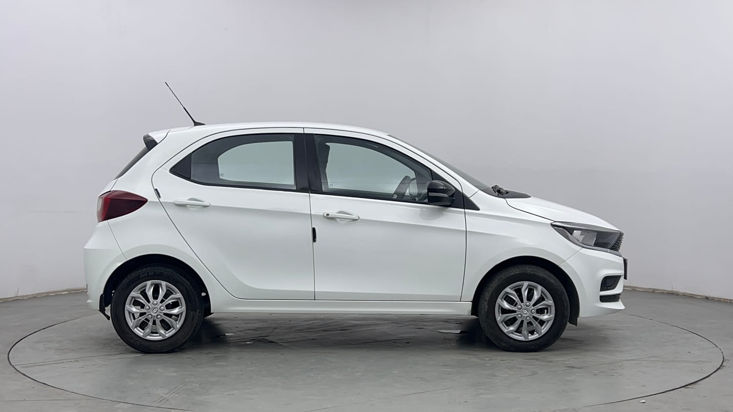 Used 2025 Tata Tiago XT Petrol Manual exterior RIGHT SIDE VIEW
