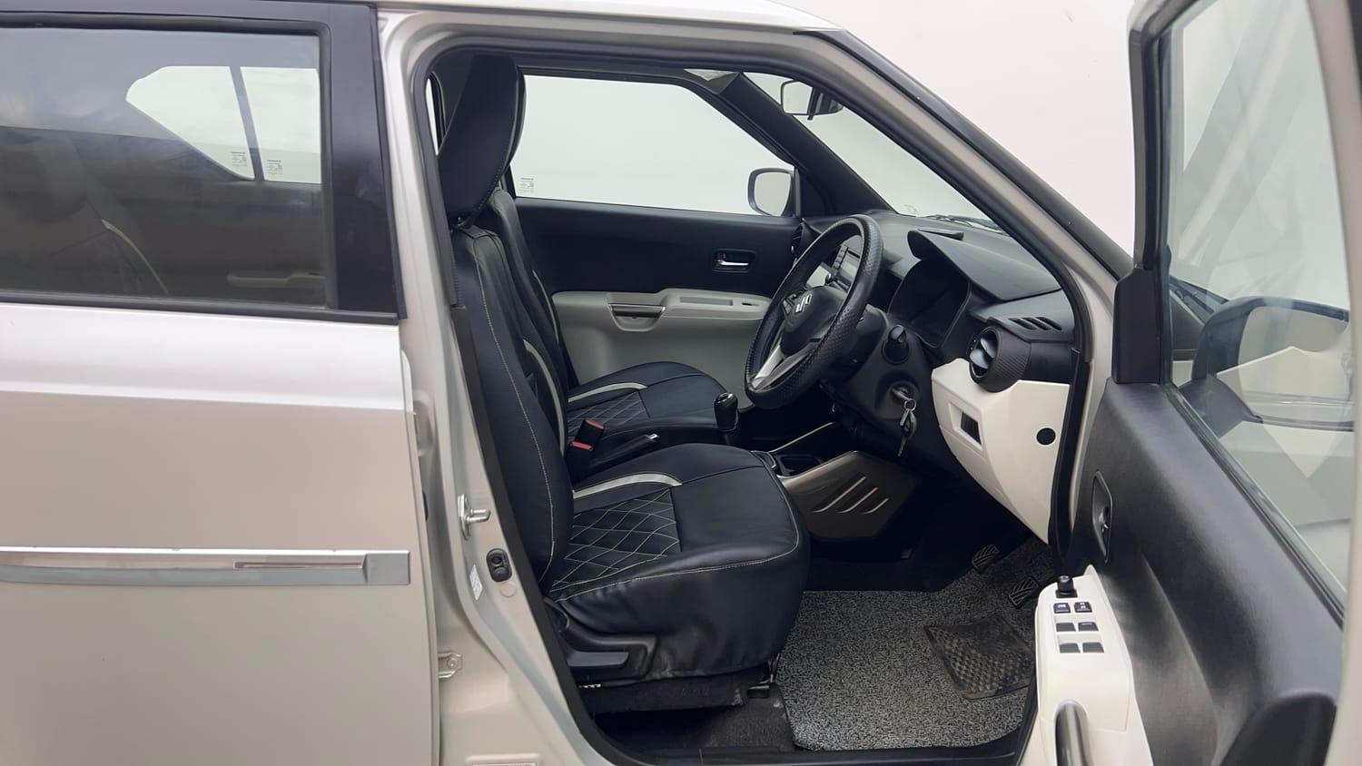 Used 2017 Maruti Suzuki Ignis Delta 1.2 MT Petrol Manual interior RIGHT SIDE FRONT DOOR CABIN VIEW
