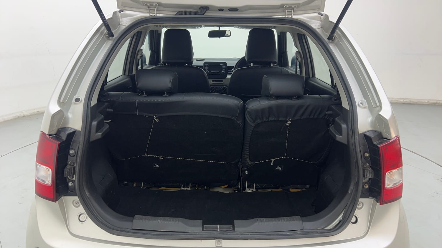 Used 2017 Maruti Suzuki Ignis Delta 1.2 MT Petrol Manual interior DICKY INSIDE VIEW