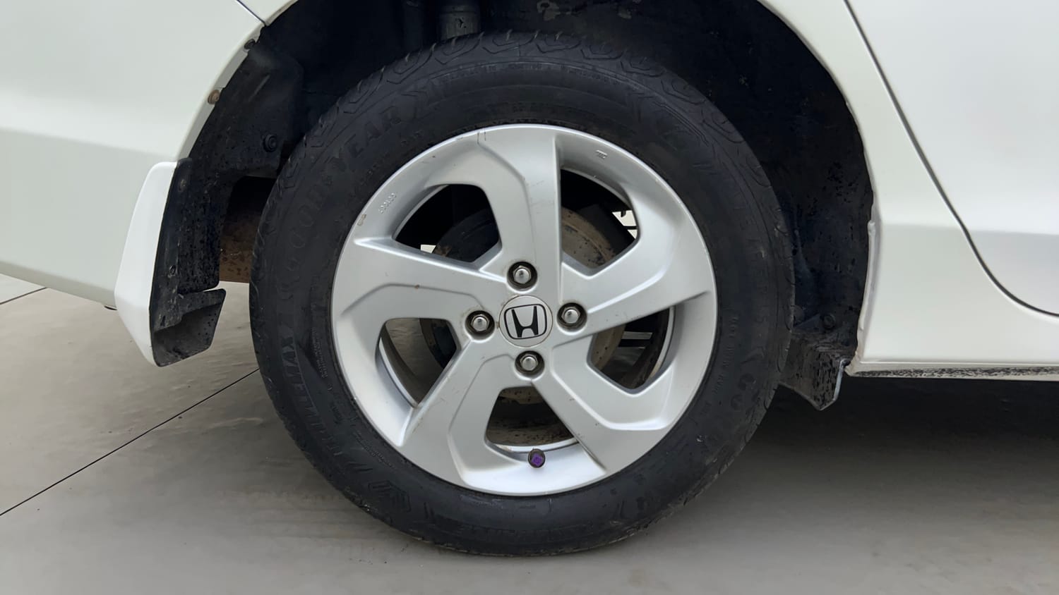 Used 2015 Honda City VX CVT Petrol Automatic tyres RIGHT REAR TYRE RIM VIEW