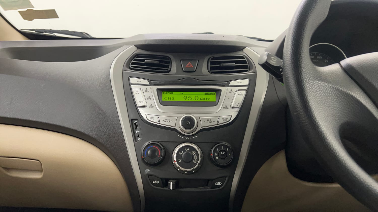 Used 2018 Hyundai Eon Magna + Petrol Manual interior MUSIC SYSTEM & AC CONTROL VIEW