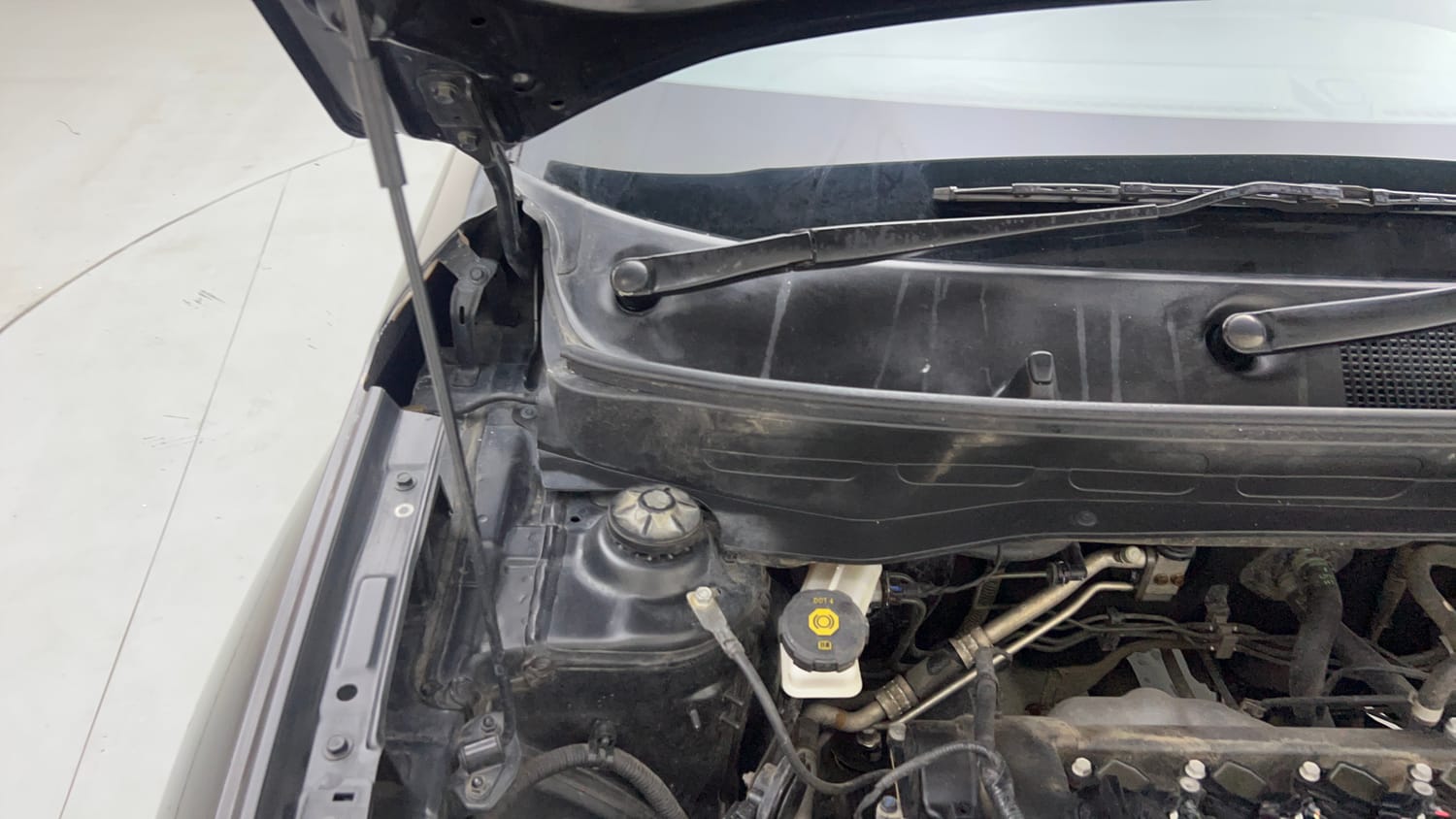 Used 2022 Hyundai Venue SX 1.2 Petrol Petrol Manual engine ENGINE RIGHT SIDE HINGE & APRON VIEW