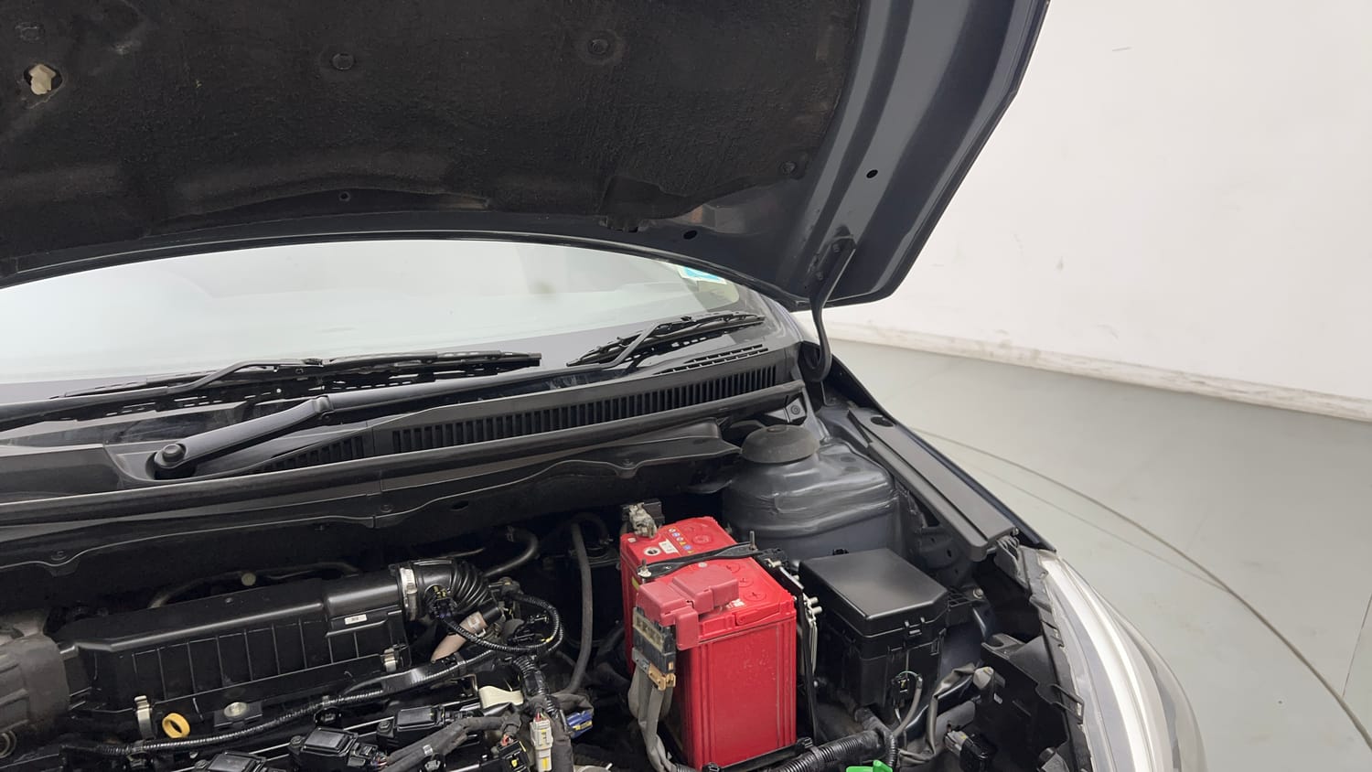 Used 2022 Maruti Suzuki Ciaz Zeta 1.5 Petrol Manual engine ENGINE LEFT SIDE HINGE & APRON VIEW