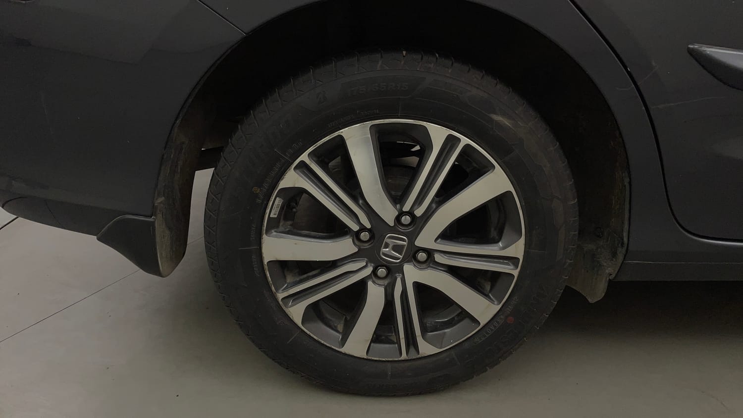 Used 2023 Honda Amaze VX 1.2 Petrol CVT Petrol Automatic tyres RIGHT REAR TYRE RIM VIEW