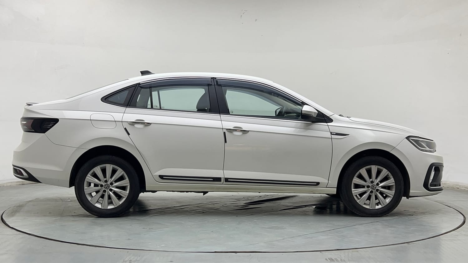 Used 2024 Volkswagen Virtus Highline 1.0 TSI MT Petrol Manual exterior RIGHT SIDE VIEW