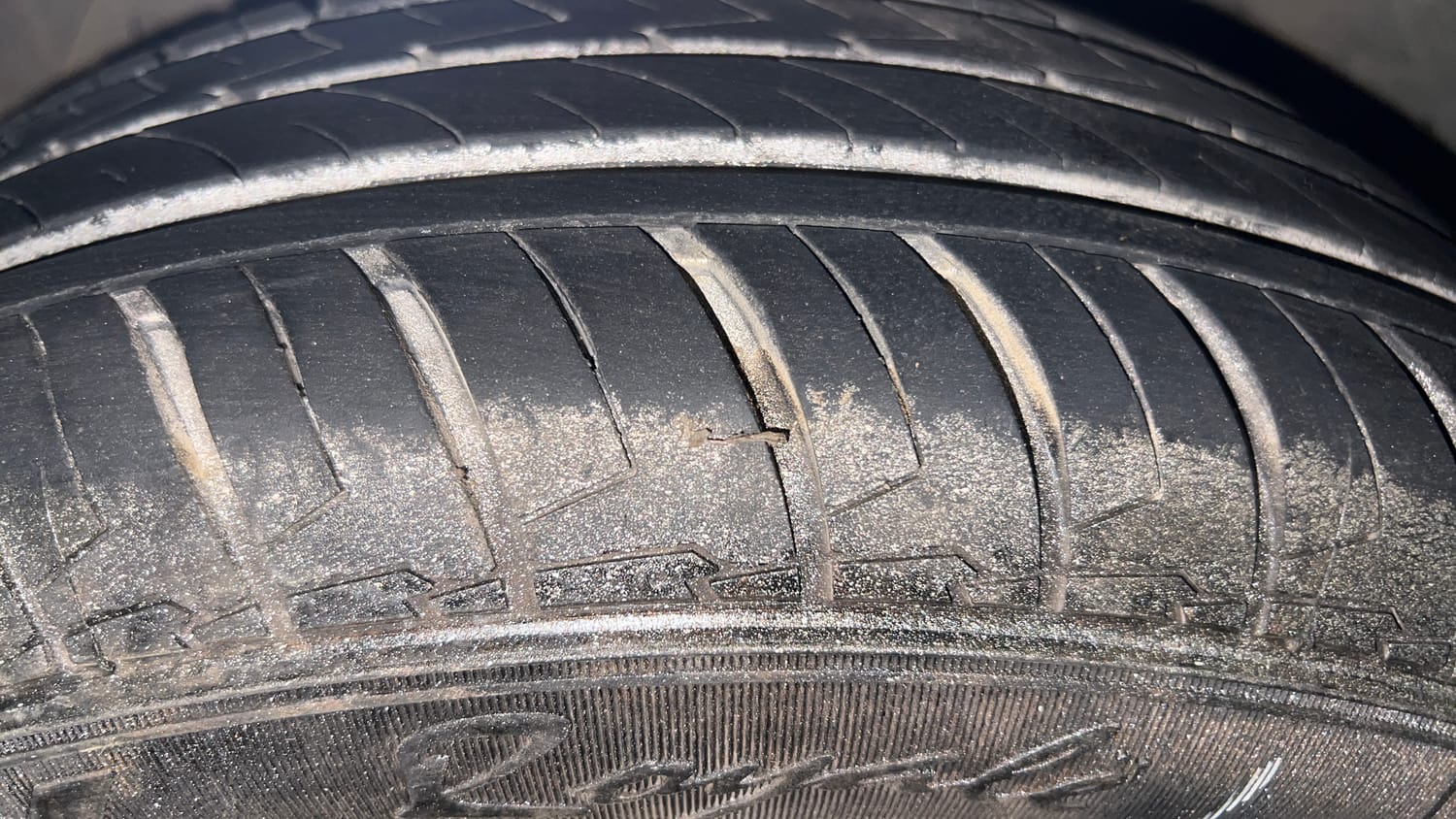 Used 2016 Ford Figo Aspire Trend 1.2 Ti-VCT Petrol Manual tyres LEFT FRONT TYRE TREAD VIEW