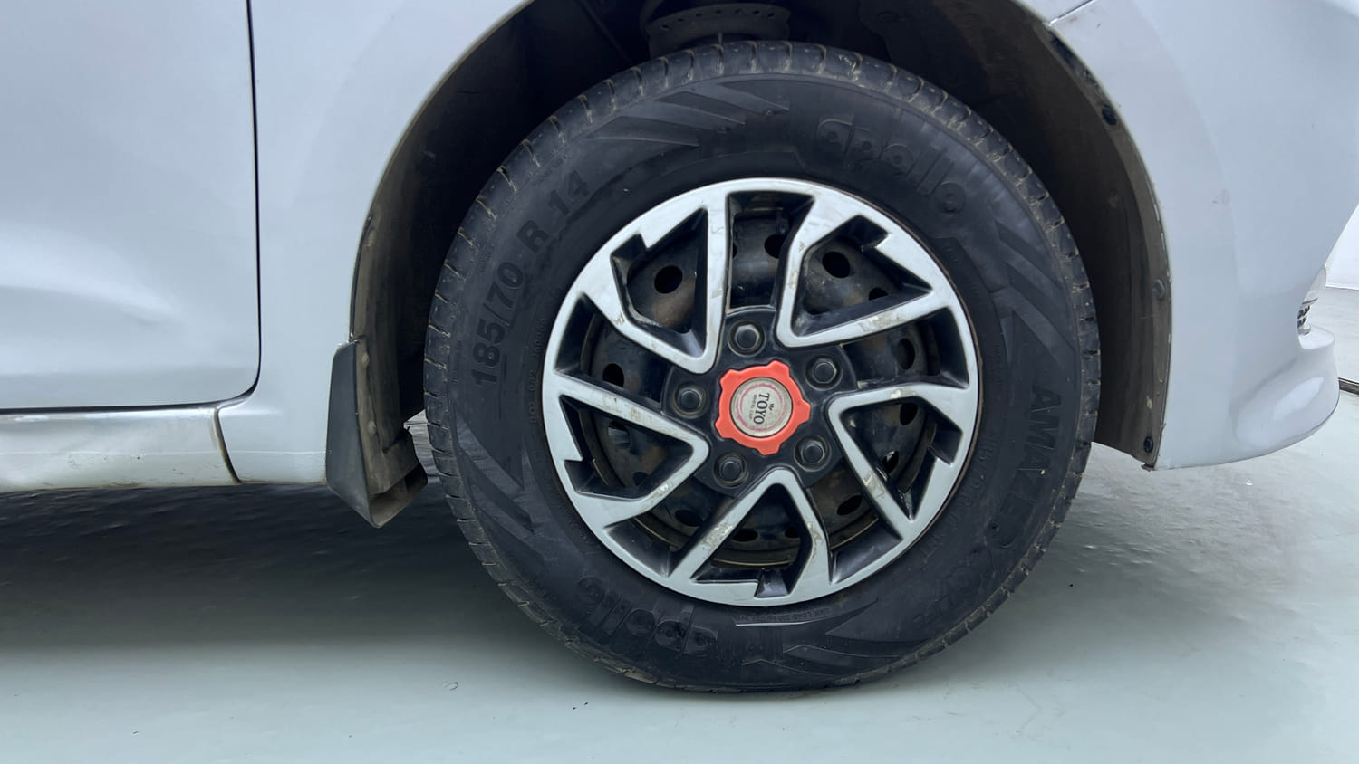 Used 2017 Hyundai Elite i20 Sportz 1.2 Petrol Manual tyres RIGHT FRONT TYRE RIM VIEW