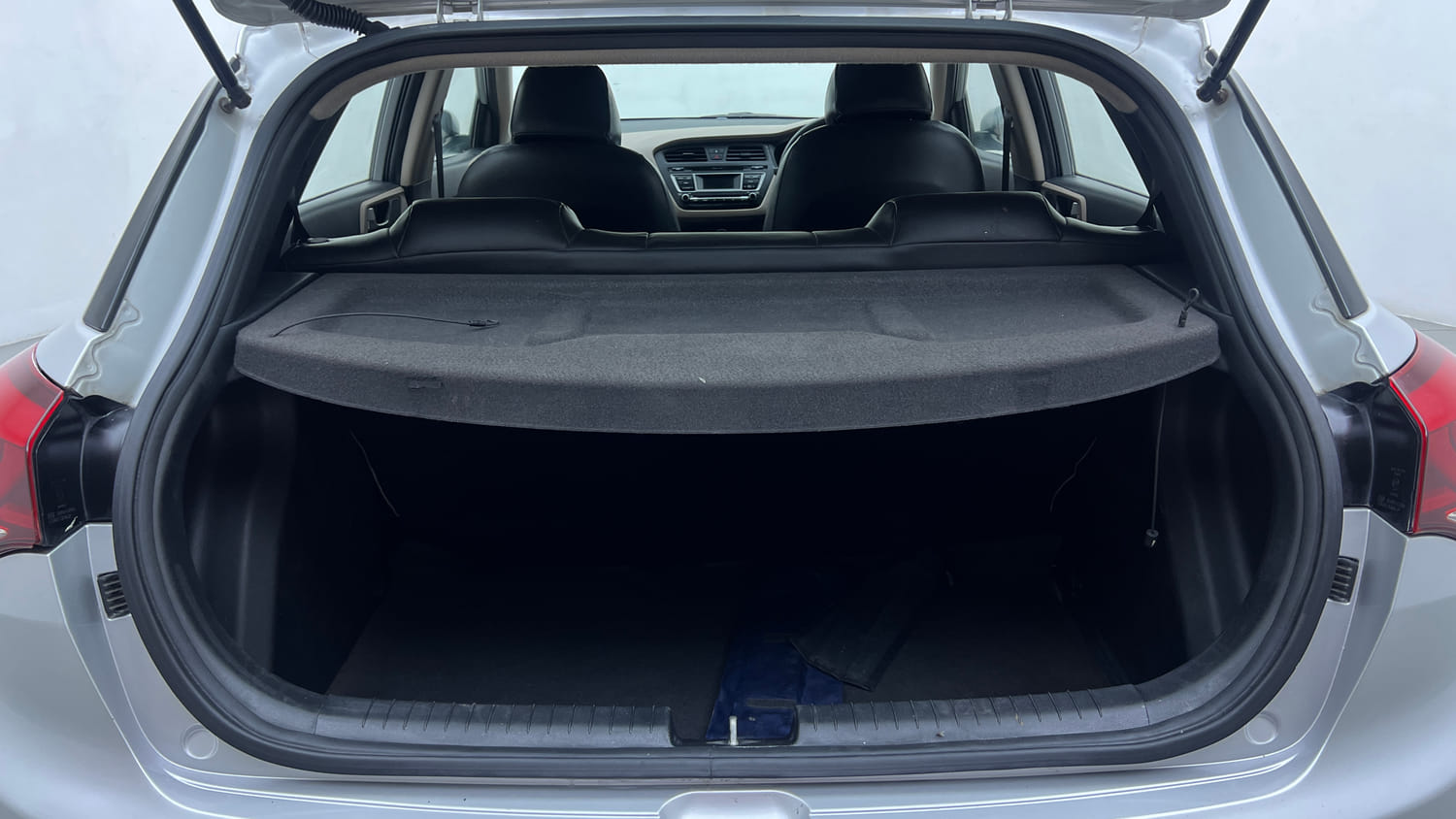 Used 2017 Hyundai Elite i20 Sportz 1.2 Petrol Manual interior DICKY INSIDE VIEW