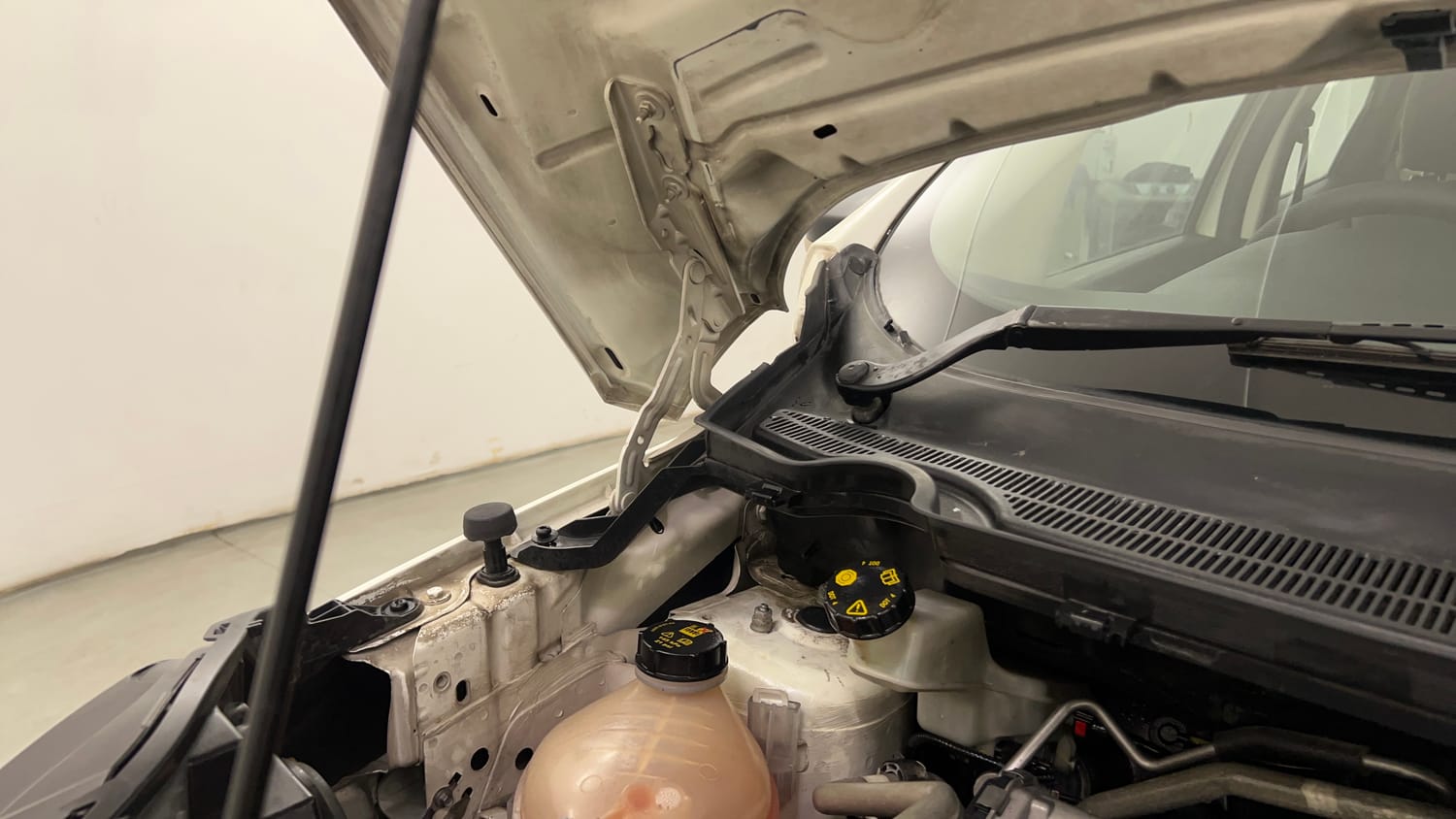 Used 2021 Ford EcoSport Ambiente 1.5L TDCi Diesel Manual engine ENGINE RIGHT SIDE HINGE & APRON VIEW