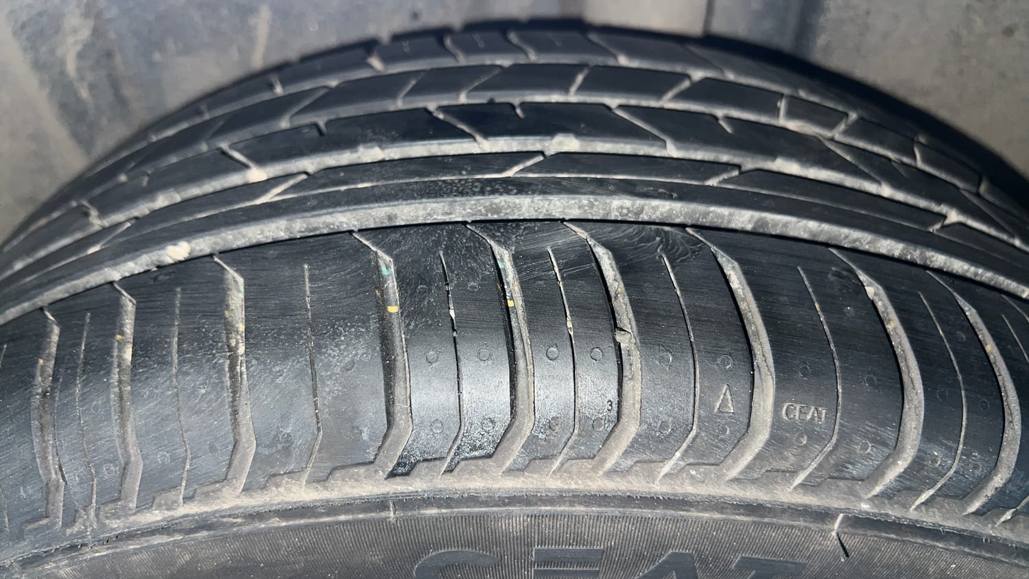 Used 2024 Volkswagen Virtus Highline 1.0 TSI MT Petrol Manual tyres LEFT REAR TYRE TREAD VIEW