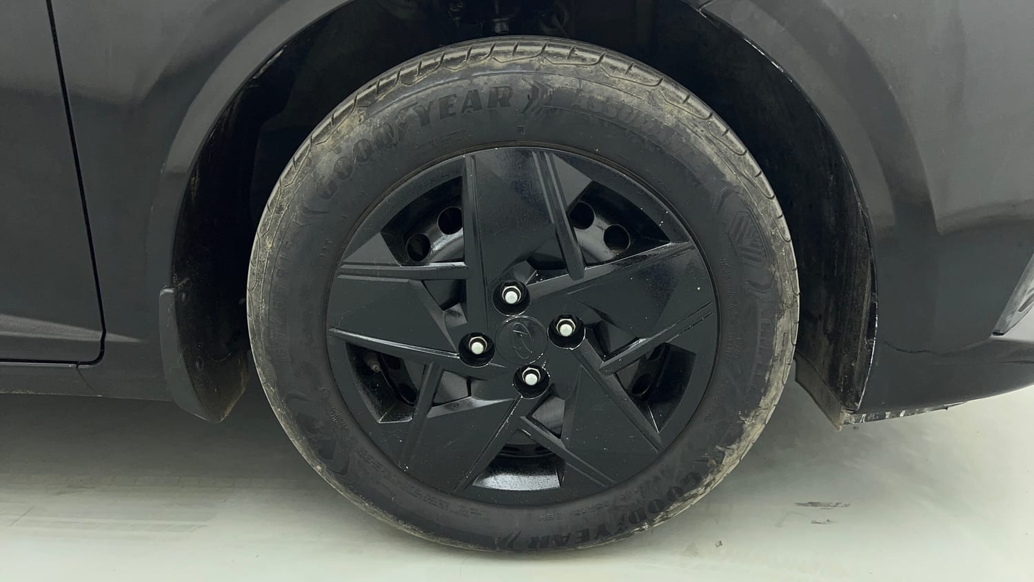 Used 2023 Hyundai Verna EX 1.5 Petrol MT Petrol Manual tyres RIGHT FRONT TYRE RIM VIEW
