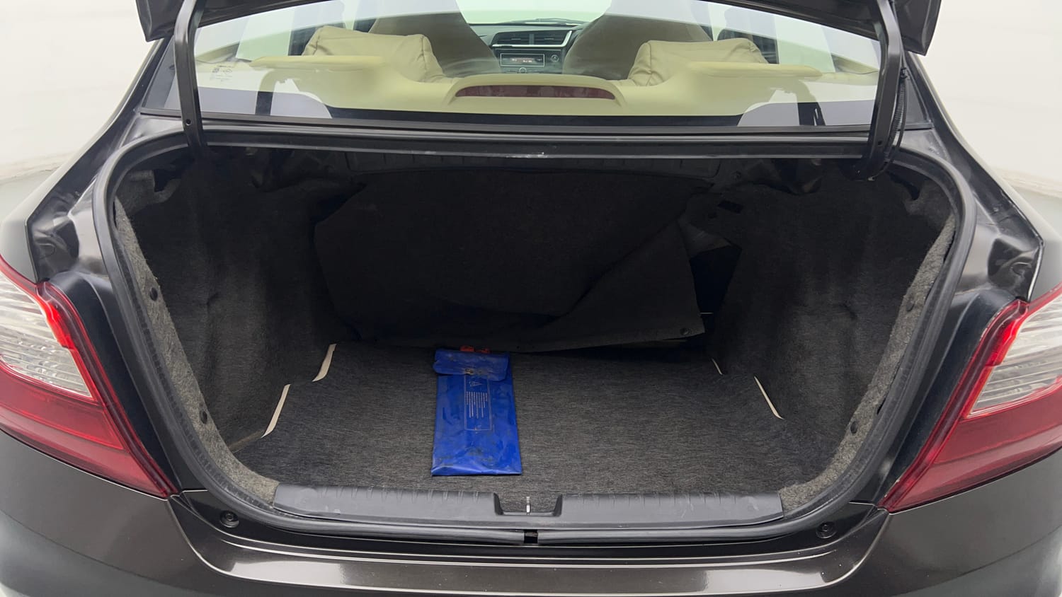 Used 2017 Honda Amaze 1.2 S i-VTEC Opt Petrol Manual interior DICKY INSIDE VIEW