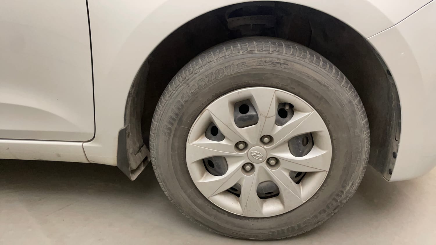 Used 2018 Hyundai Elite i20 Magna Executive 1.2 Petrol Manual tyres RIGHT FRONT TYRE RIM VIEW