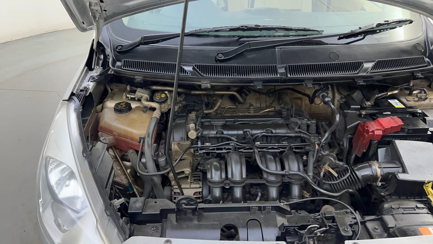 Used 2016 Ford Figo Aspire Trend 1.2 Ti-VCT Petrol Manual engine ENGINE RIGHT SIDE HINGE & APRON VIEW
