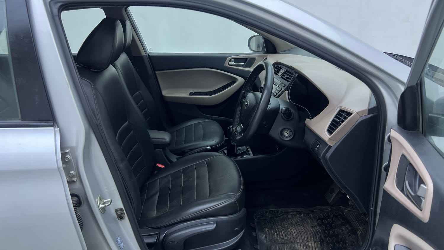 Used 2017 Hyundai Elite i20 Sportz 1.2 Petrol Manual interior RIGHT SIDE FRONT DOOR CABIN VIEW