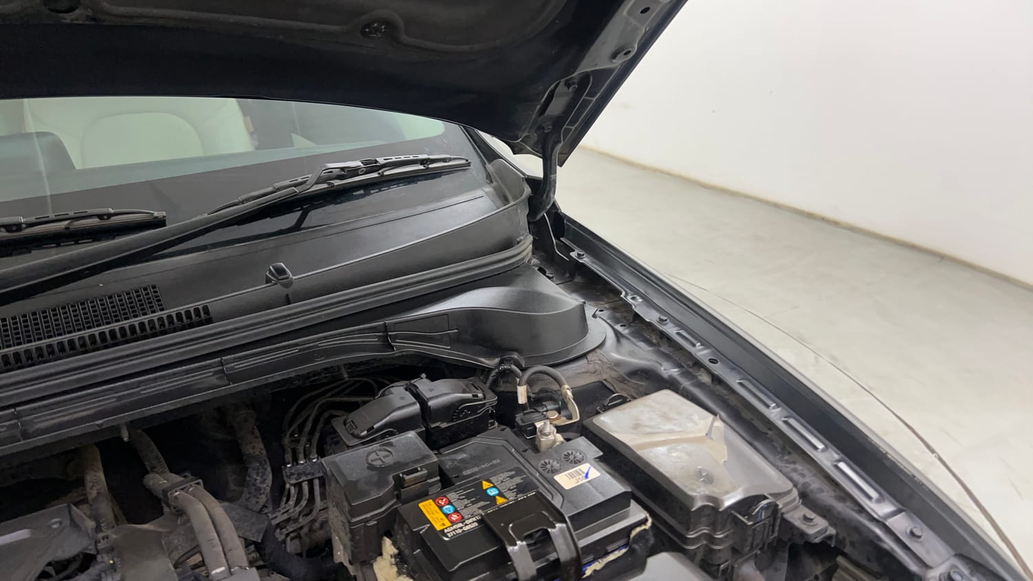 Used 2023 Hyundai Verna SX (O) 1.5 VTVT IVT Petrol Automatic engine ENGINE LEFT SIDE HINGE & APRON VIEW
