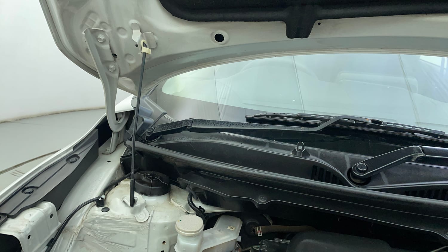 Used 2022 Maruti Suzuki Baleno Zeta AGS Petrol Automatic engine ENGINE RIGHT SIDE HINGE & APRON VIEW
