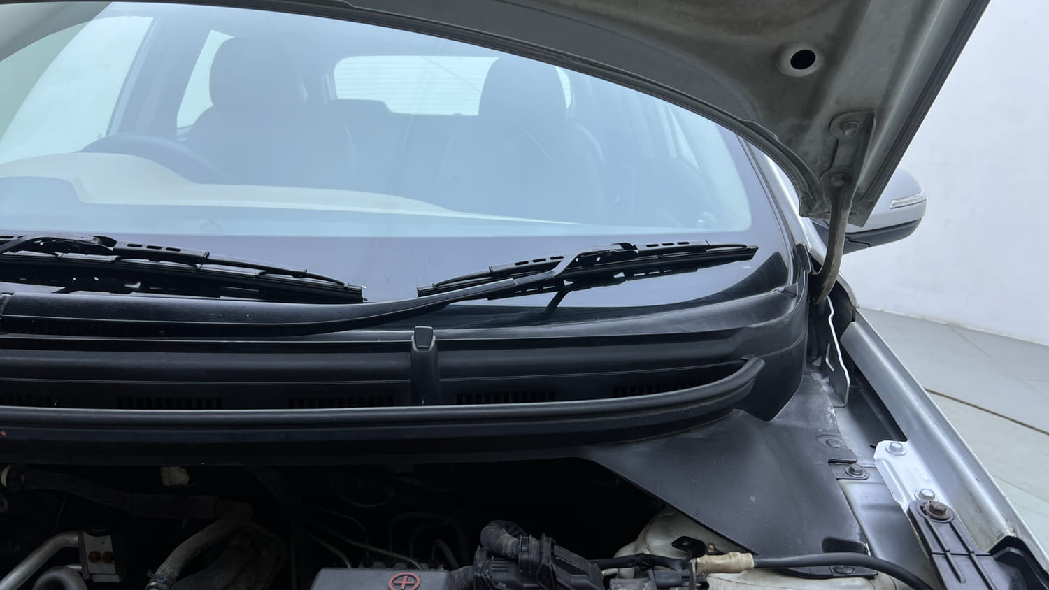 Used 2017 Hyundai Elite i20 Sportz 1.2 Petrol Manual engine ENGINE LEFT SIDE HINGE & APRON VIEW