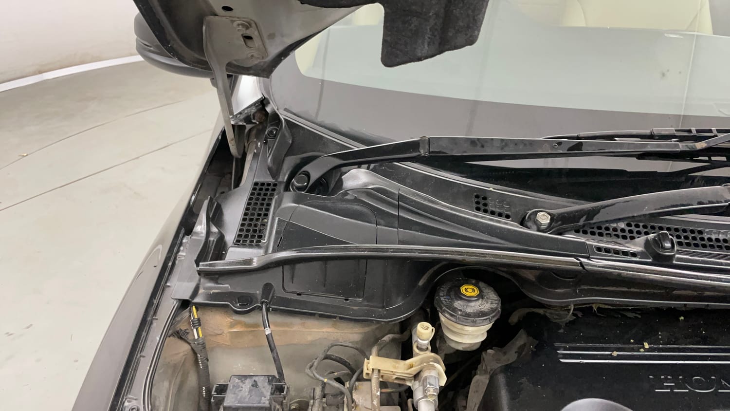 Used 2015 Honda City V Diesel Diesel Manual engine ENGINE RIGHT SIDE HINGE & APRON VIEW