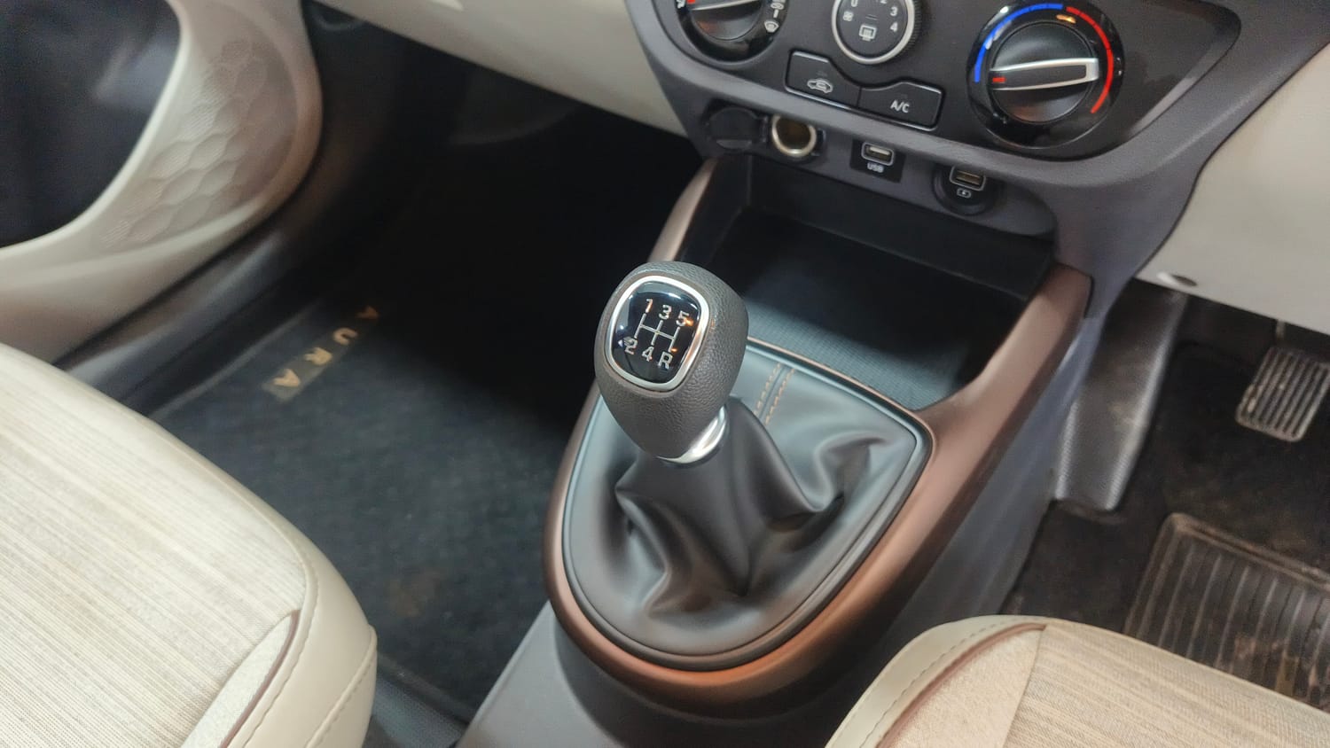 Used 2022 Hyundai Aura SX 1.2 Petrol Petrol Manual interior GEAR  KNOB VIEW