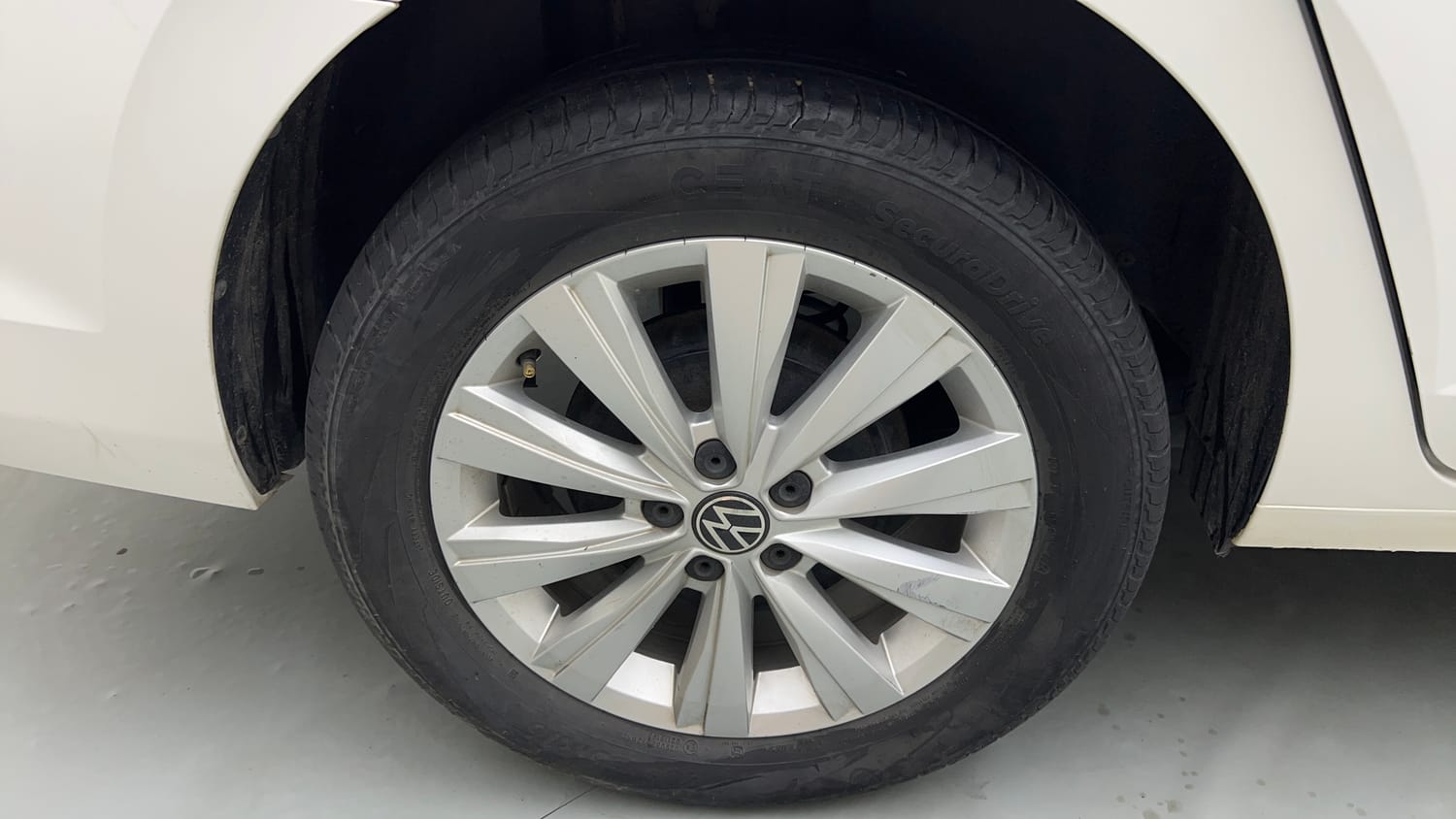 Used 2024 Volkswagen Virtus Highline 1.0 TSI MT Petrol Manual tyres RIGHT REAR TYRE RIM VIEW