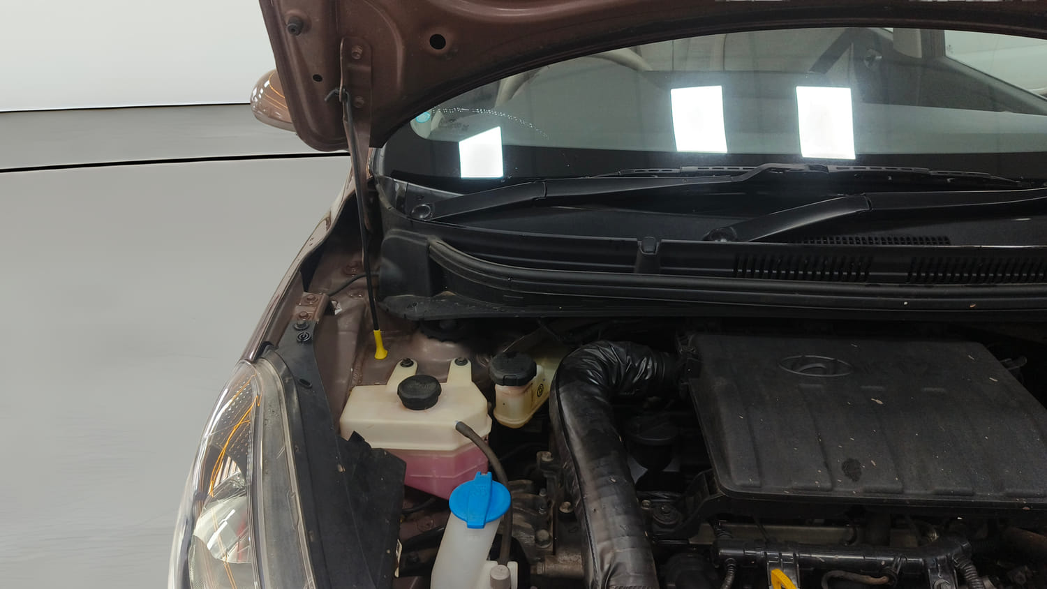 Used 2022 Hyundai Aura SX 1.2 Petrol Petrol Manual engine ENGINE RIGHT SIDE HINGE & APRON VIEW