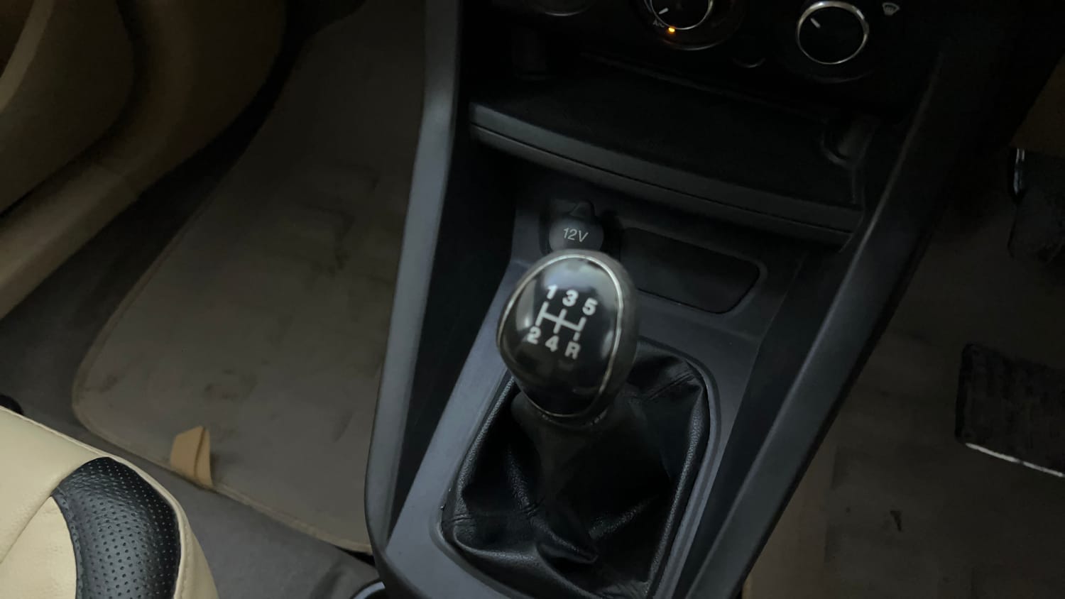 Used 2016 Ford Figo Aspire Trend 1.2 Ti-VCT Petrol Manual interior GEAR  KNOB VIEW