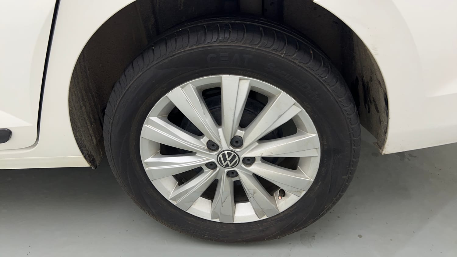Used 2024 Volkswagen Virtus Highline 1.0 TSI MT Petrol Manual tyres LEFT REAR TYRE RIM VIEW
