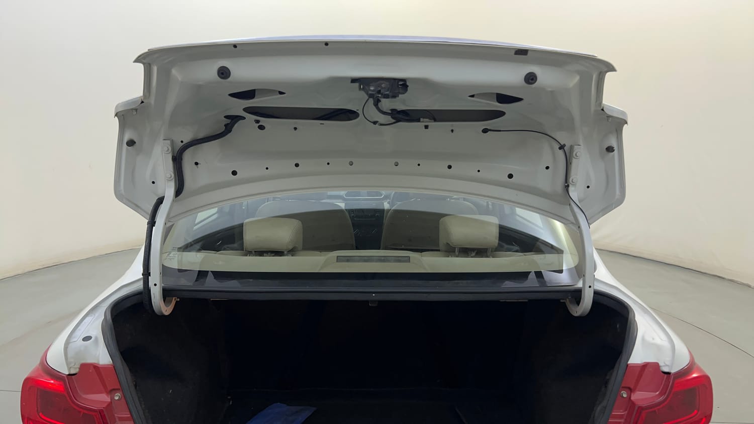 Used 2018 Maruti Suzuki Dzire VXi AMT Petrol Automatic interior DICKY DOOR OPEN VIEW