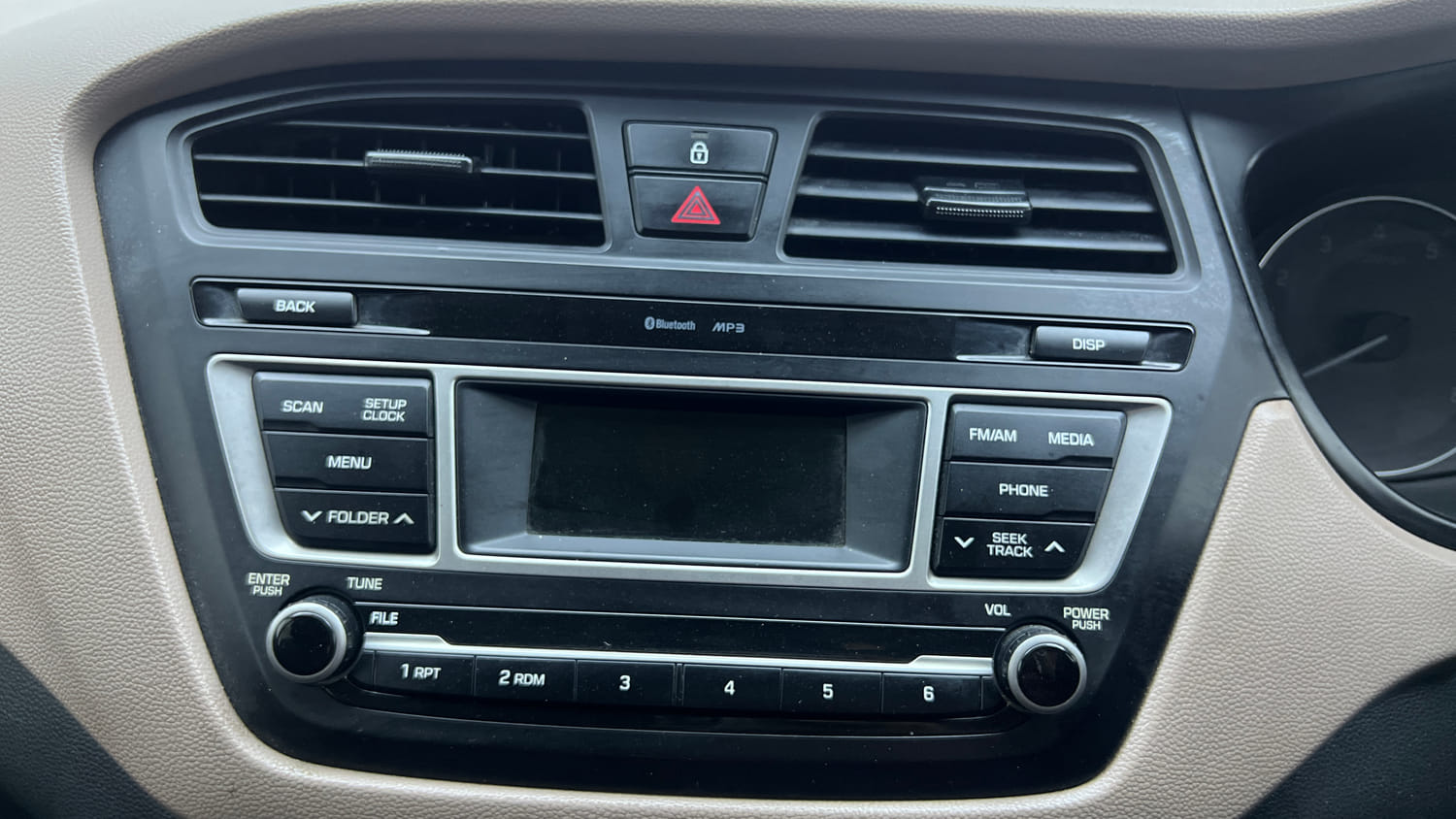 Used 2017 Hyundai Elite i20 Sportz 1.2 Petrol Manual top_features Integrated (in-dash) music system