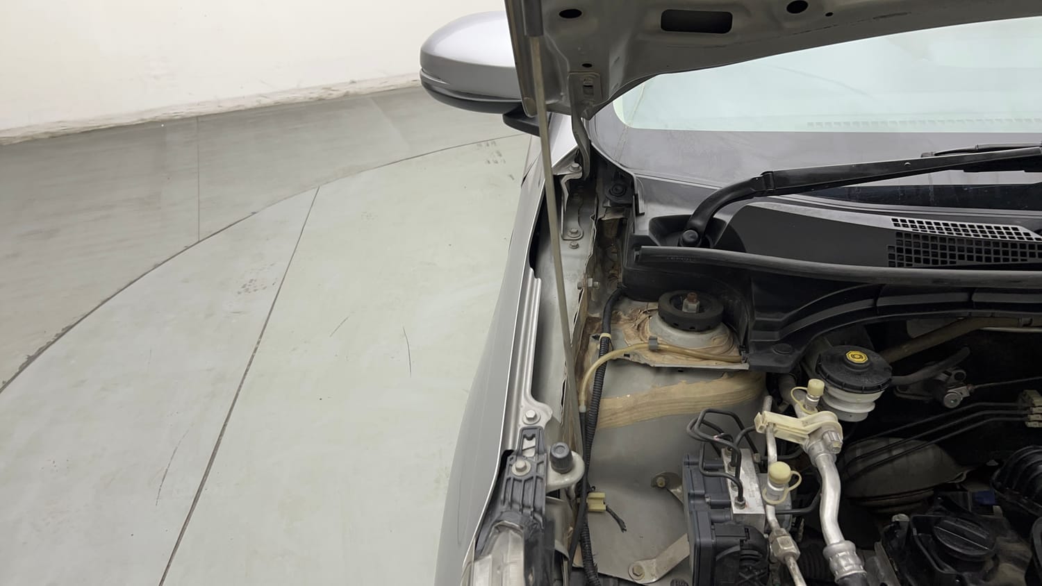 Used 2019 Honda Amaze 1.2 VX MT Petrol Petrol Manual engine ENGINE RIGHT SIDE HINGE & APRON VIEW