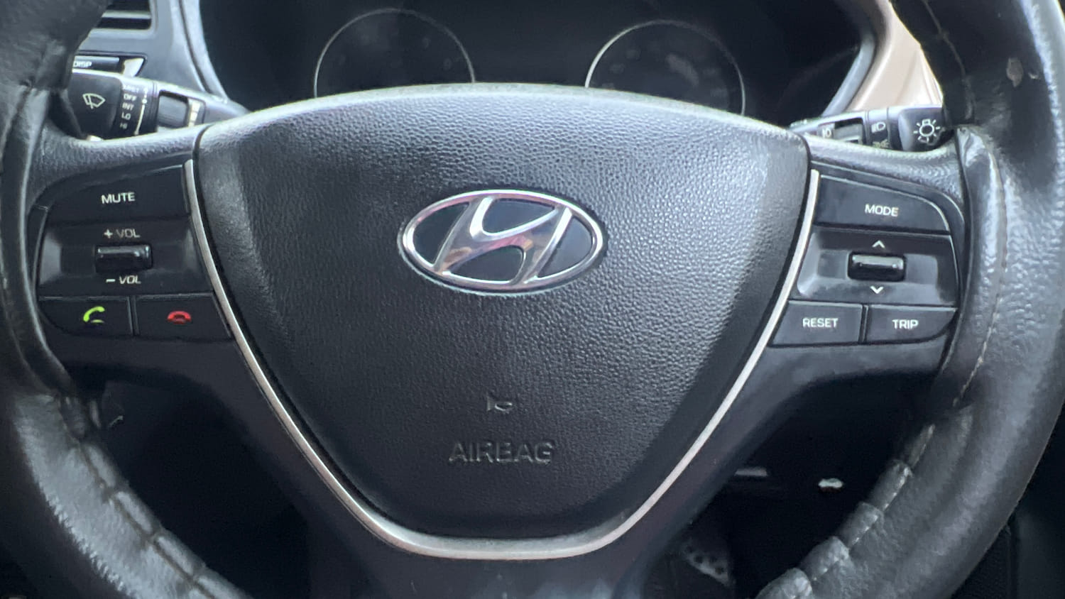 Used 2017 Hyundai Elite i20 Sportz 1.2 Petrol Manual top_features Airbags