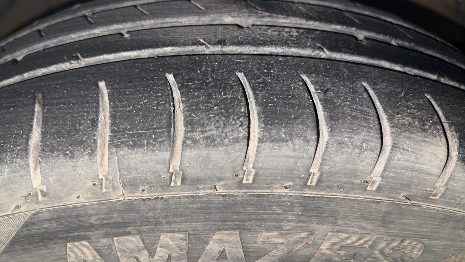 Used 2018 Maruti Suzuki Dzire VXi AMT Petrol Automatic tyres RIGHT FRONT TYRE TREAD VIEW