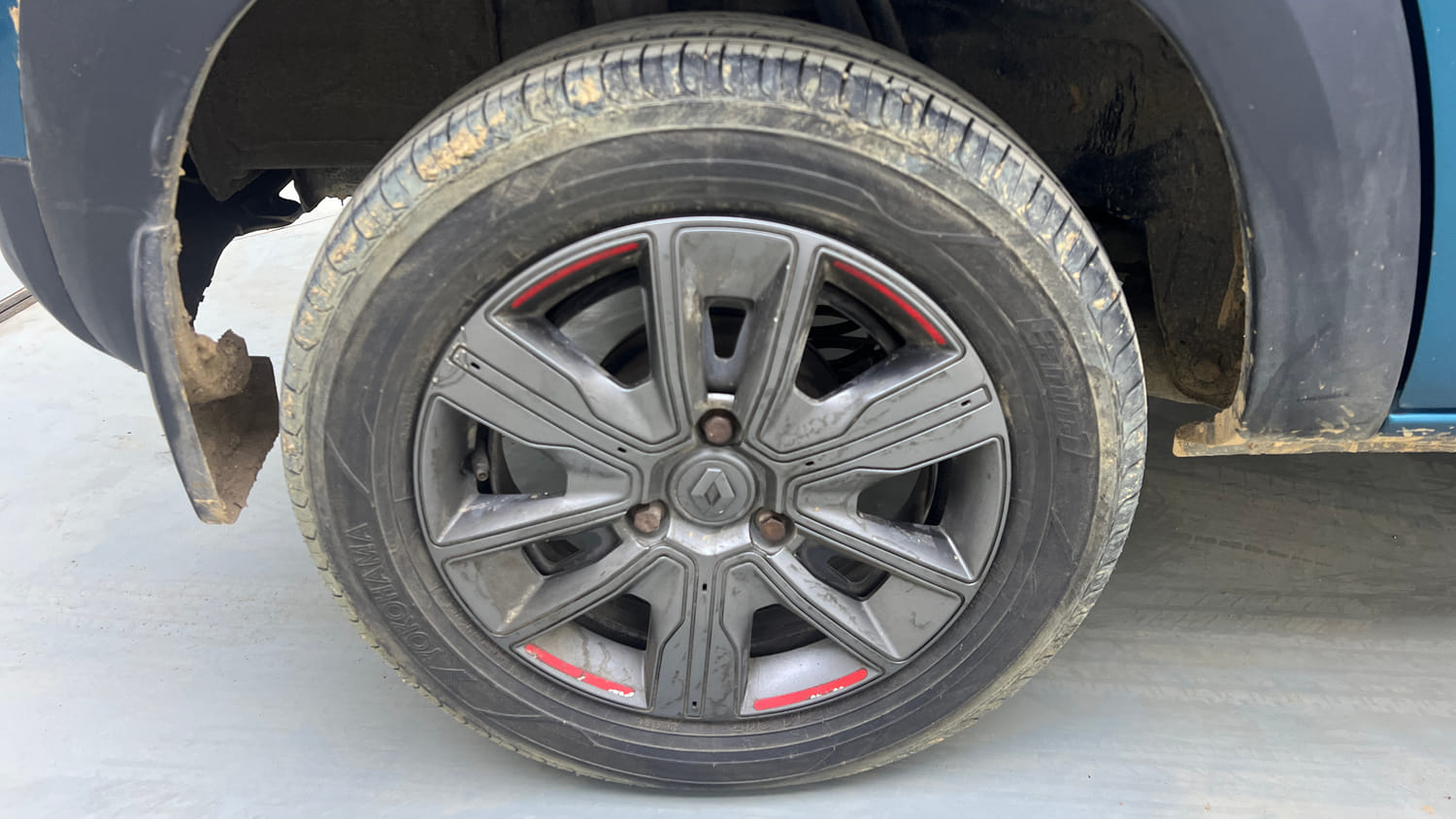 Used 2020 Renault Kwid CLIMBER 1.0 Opt Petrol Manual tyres RIGHT REAR TYRE RIM VIEW