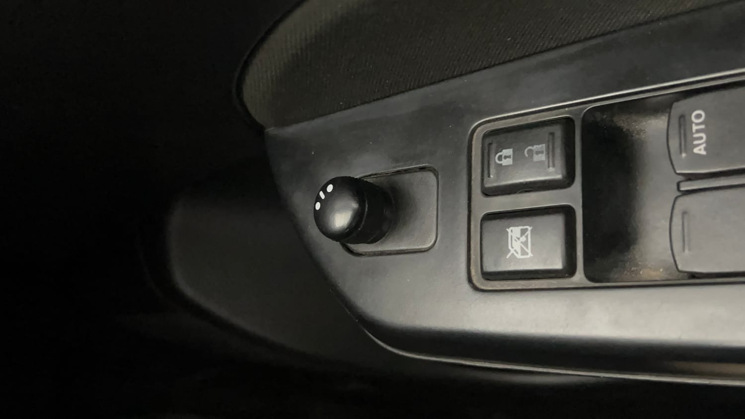 Used 2013 Maruti Suzuki Swift VXi Petrol Manual top_features Central locking
