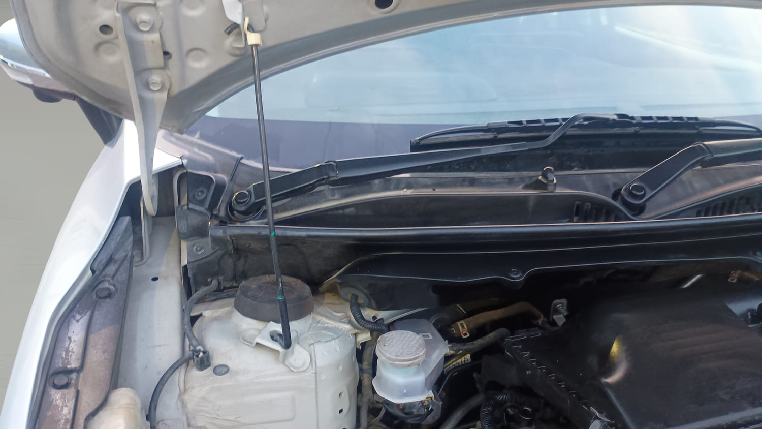 Used 2022 Maruti Suzuki Baleno Alpha MT Petrol Manual engine ENGINE RIGHT SIDE HINGE & APRON VIEW