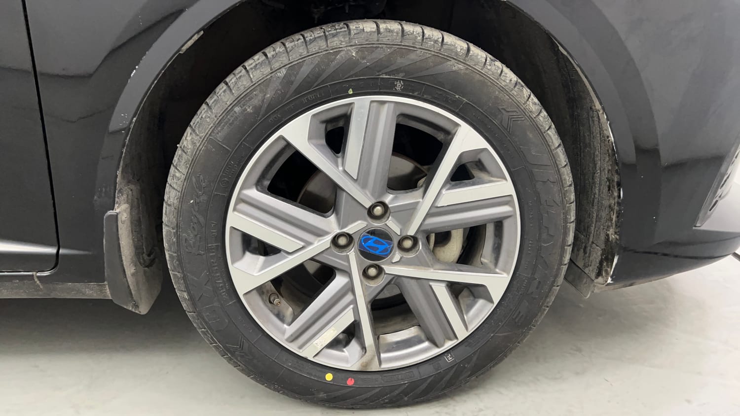 Used 2023 Hyundai Verna SX (O) 1.5 VTVT IVT Petrol Automatic tyres RIGHT FRONT TYRE RIM VIEW