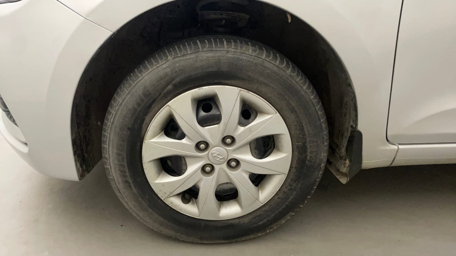 Used 2018 Hyundai Elite i20 Magna Executive 1.2 Petrol Manual tyres LEFT FRONT TYRE RIM VIEW