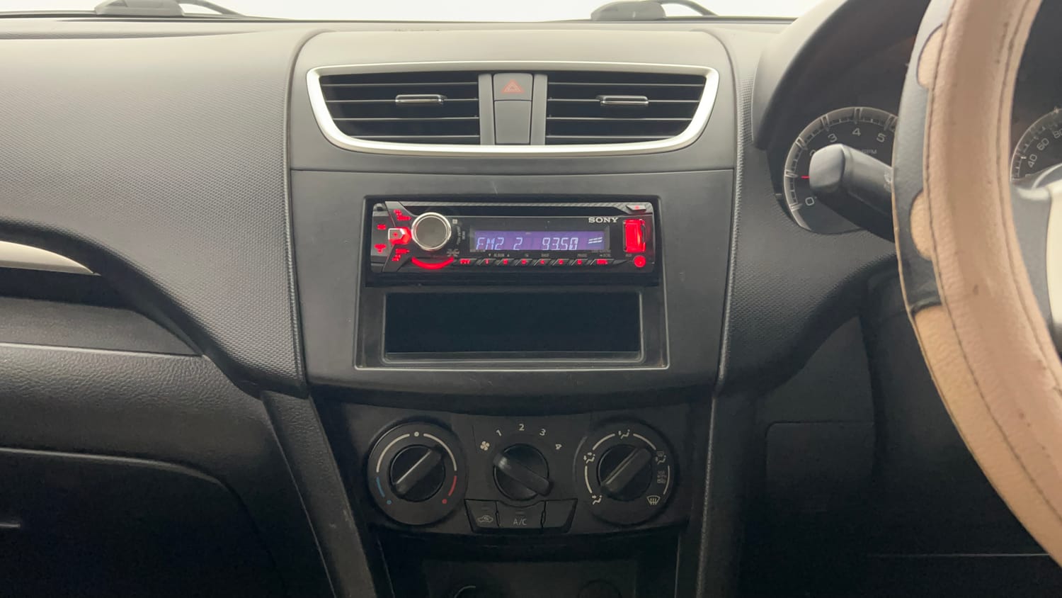Used 2013 Maruti Suzuki Swift VXi Petrol Manual interior MUSIC SYSTEM & AC CONTROL VIEW